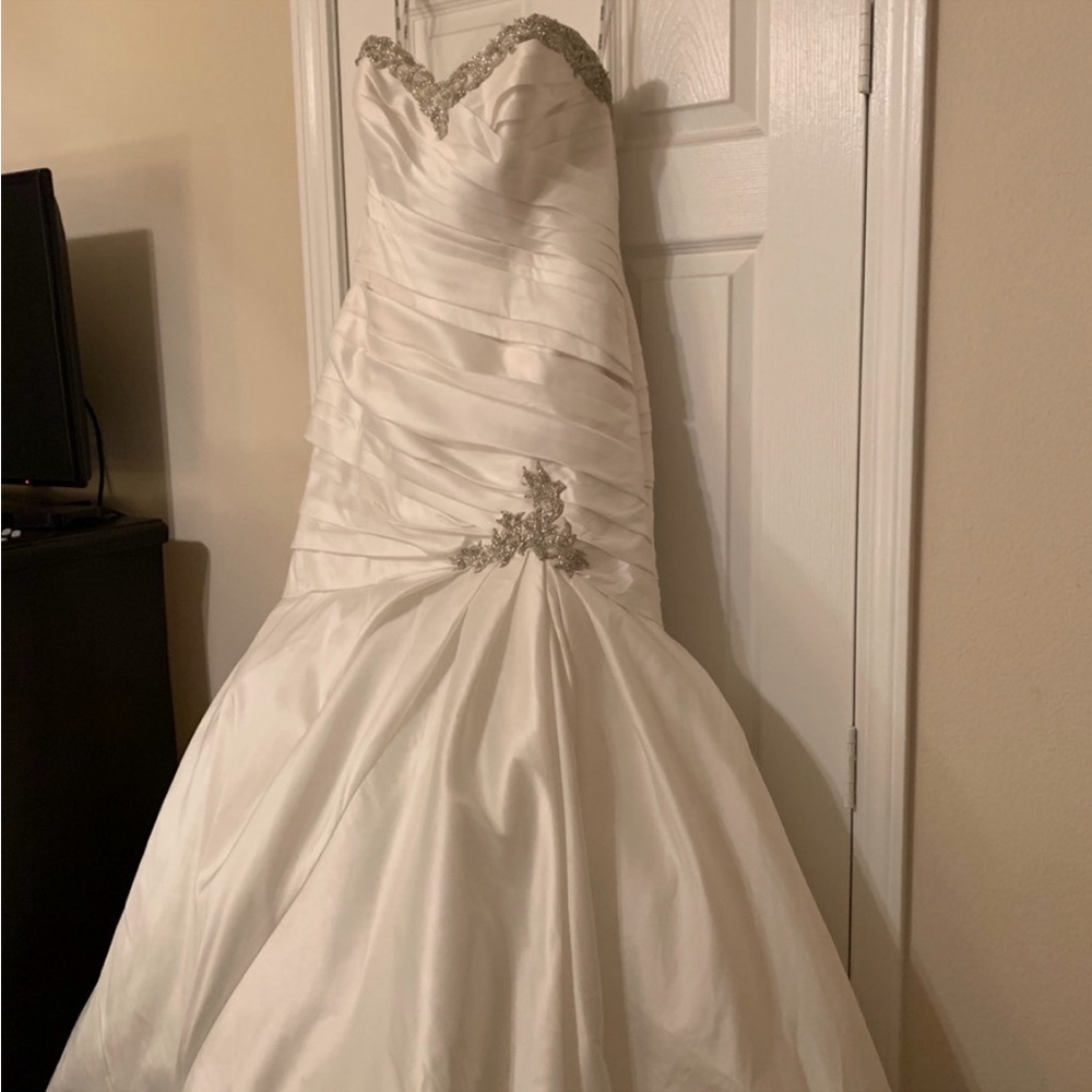 Enzoani Magnolia Wedding Dress with veil and sash - Picture 5 of 10